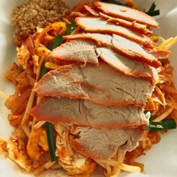 ผัดไทยหมูแดง พิเศษ