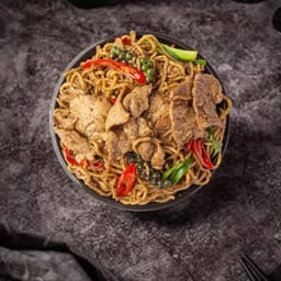 ยากิโซบะหมูคุโรบุตะซอสพริกไทยดำ