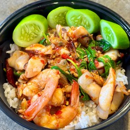 กะเพรารวมมิตรพริกคั่ว