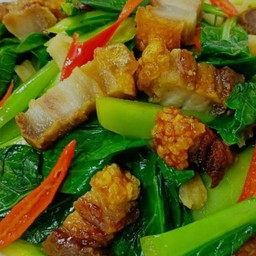 ผัดคะน้าหมูกรอบ