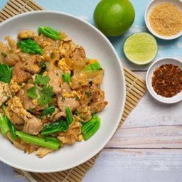 เส้นใหญ่ผัดซีอิ้วหมู