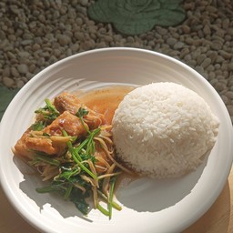 ข้าวเนื้อปลากะพงผัดคื่นช่าย