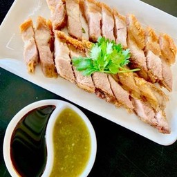 หมูกรอบ150กรัม +น้ำจิ้มรสเด็ด2 ถ้วย