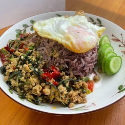 ข้าวราดผัดกระเพราหมูสับ สูตรพริกแห้ง