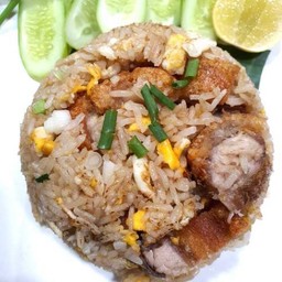 ข้าวผัดหมูกรอบ