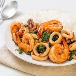 กระเพราทะเลรวมราดข้าว