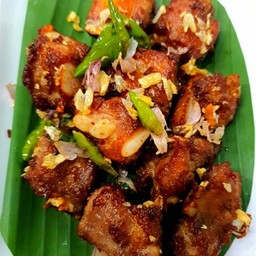 ข้าวกระดูกหมูพริกกระเทียมทอด