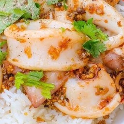 ข้าวปลาหมึกทอดกระเทียม
