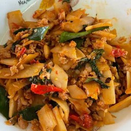 ผัดกระเพราหน่อไม้ดอง (กับข้าว)