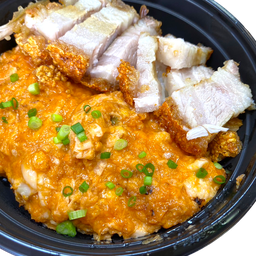 ข้าวไข่ขยี้ซอสมันกุ้ง หมูกรอบจิ้มแจ่ว