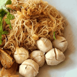 หมี่คลุกแซ่บ ลูกชิ้นเอ็นไก่