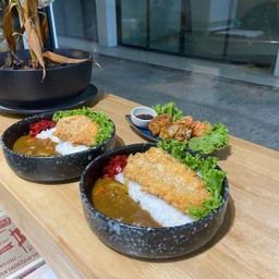 ข้าวแกงกะหรี่ไก่ทงคัตสึx2+เกี๊ยวซ่าชุดเล็ก(3ชิ้น)