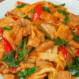 ผัดพริกแกงหน่อไม้ดองราดข้าว