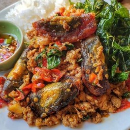 ข้าวกะเพราไข่เยี่ยวม้า