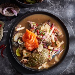 ยำทะเลรวม (ปูม้า แซลมอน กุ้งสด หอยแครง)