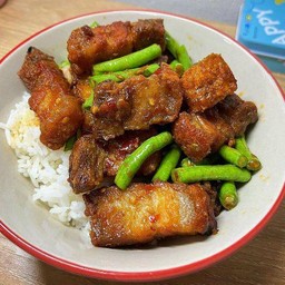 ข้าวหมูกรอบผัดพริกแกงแดง