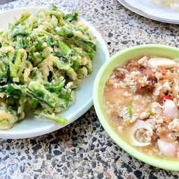 ยำผักบุ้งกรอบ