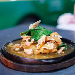 ราดหน้าหมู เส้นใหญ่กรอบ