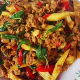 ผัดกระเพราหน่อไม้ (กับข้าว)