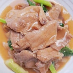 ครัวหม่ำม๊ะ ราดหน้าหมูหมัก Mummaa Kitchen