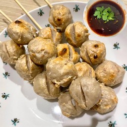ลูกชิ้นเอ็นหมู (Pork meatballs) พร้อมน้ำจิ้ม+ผัก