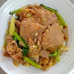 ผัดซีอิ๊วใส่ไข่