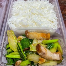 ผัดคะน้า หมูกรอบ ราดข้าว