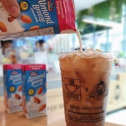 Almond Milk Latte (เย็น) (Iced Almond Milk Latte)