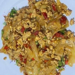 กระเพาเส้นใหญ่หมูชิ้น/หมูสับ