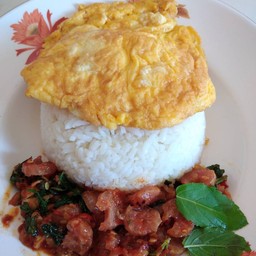 ข้าวกะเพราแหนมไข่เจียว