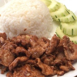 หมูทอดกระเทียมพริกไทย ราดข้าว