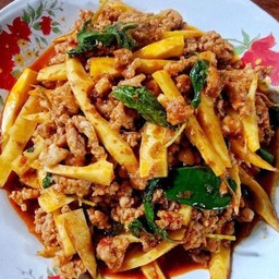 ผัดพริกแกงหน่อไม้ (กับข้าว)