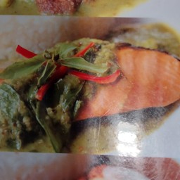 ข้าวแซลมอนแกงเขียวหวาน(Salmon Green Curry Rice)