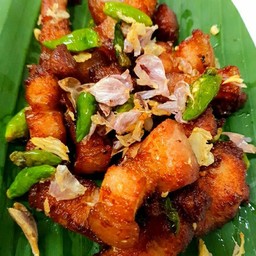ข้าวหมูสามชั้นพริกกระเทียมทอด