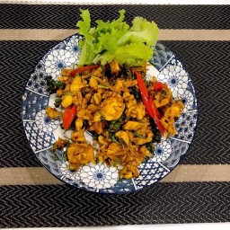 คั่วกลิ้งไก่ราดข้าว