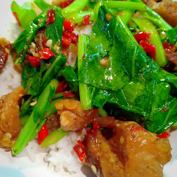 คะน้าหมูกรอบราดข้าว