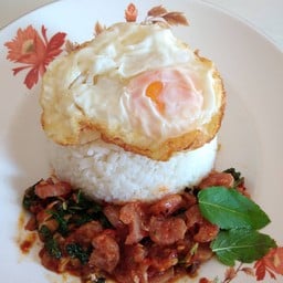 ข้าวกะเพราแหนมไข่ดาว