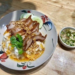 ข้าวไข่ขยี้คอหมูทอด