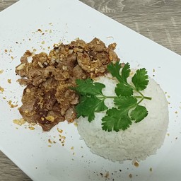 ข้าวหน้าสันคอหมูกระเทียมพริกไทยดำ