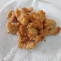 ชิ้กเก้นป๊อบ หรือไก่ป๊อปแหละค่ะ เ(นื้อไก่เต็มๆคำ ใหญ่บ้างเล็กบ้างตามอายุไก่นะคะ)