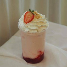 สตรอว์เบอร์รี่ชีสเค้กพร้อมวิป