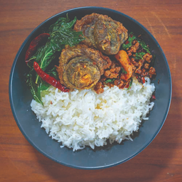 กะเพราไข่เยี่ยวม้า หมูสับ