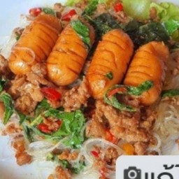 วุ้นเส้นกระเพราหมูสับไส้กรอกรมควัน