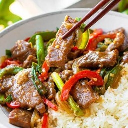 ข้าวราดเนื้อผัดพริกไทยดำ