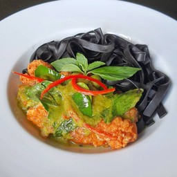 Black Fettuccine Green Curry Chicken (เฟตตูชินี่หมึกดำ แกงเขียวหวานไก่กรอบ)