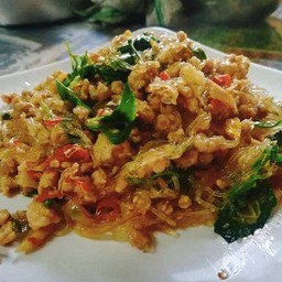 ผัดกระเพราวุ้นเส้นราดข้าว