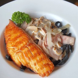 Black Fettuccine Salmon Cream Sauce (เฟตตูชินีหมึกดำ แซลมอน ครีมซอส)