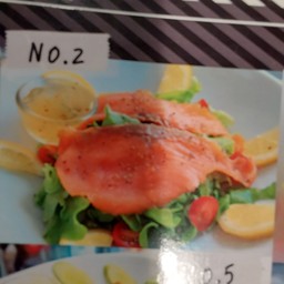 สลัดแซลมอนรมควัน (Smoked Salmon Salad)