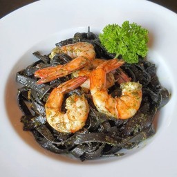 BLACK Fettuccine Pesto Prawn (เฟตตูชินีหมึกดำ เพสโต้กุ้งสด)