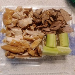 ข้าวหน้าไก่ต้มน้ำปลาแบบเนื้อกับเครื่องใน